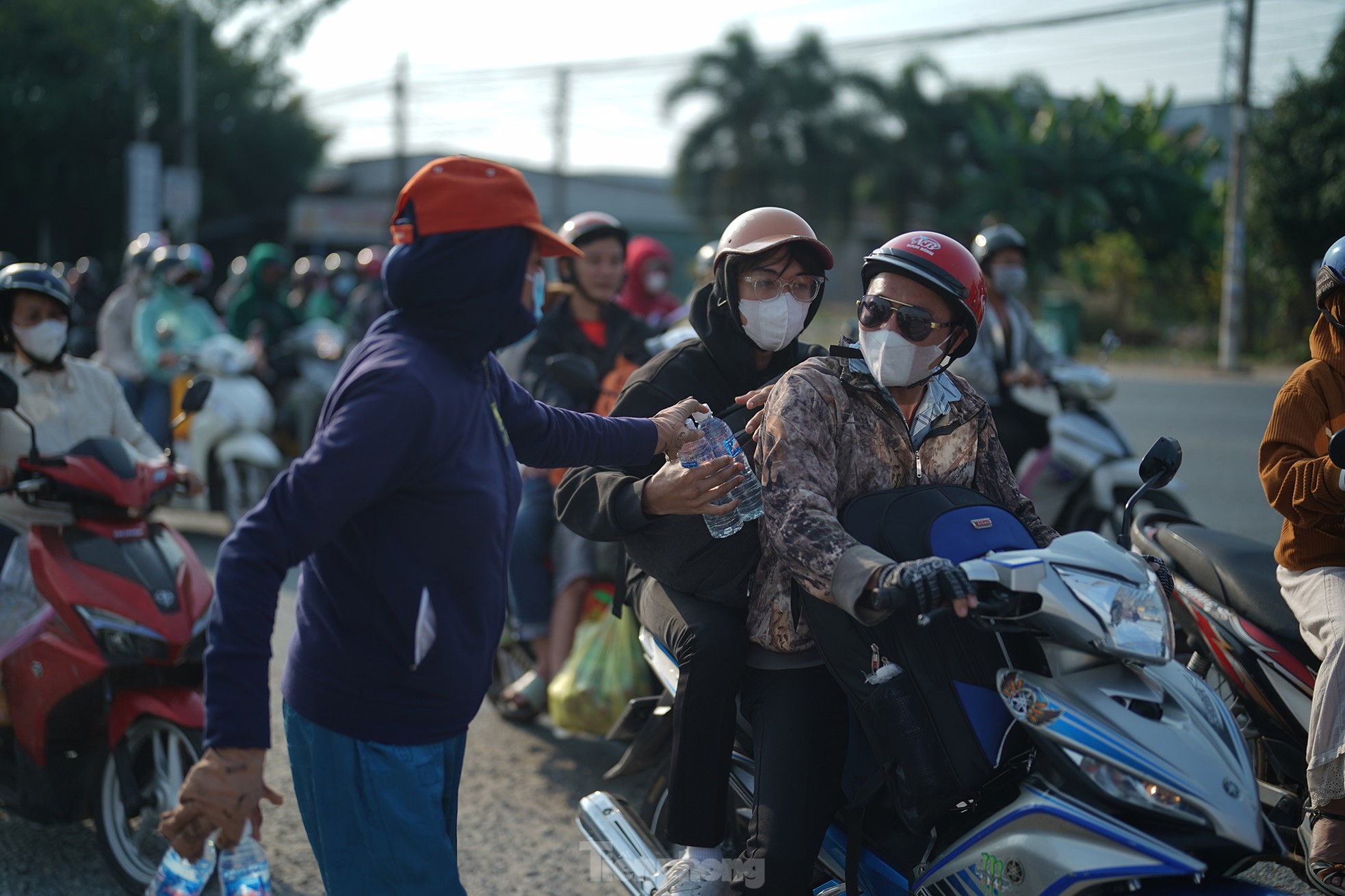 Des cadeaux réconfortants pour les personnes qui reviennent à Ho Chi Minh-Ville pour gagner leur vie photo 10