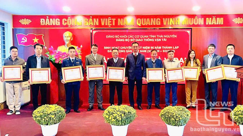 11 đảng viên hoàn thành xuất sắc nhiệm vụ công tác năm 2024 được Đảng bộ Sở Giao thông Vận tải tặng Giấy khen.