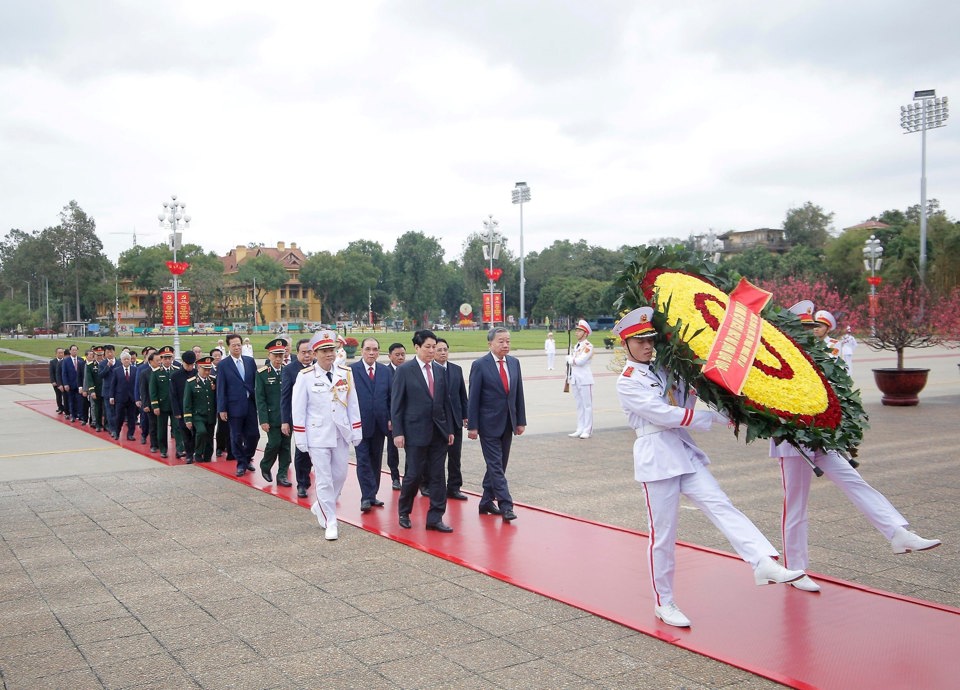 La delegación del Partido y del Estado encabezada por el Secretario General To Lam visitó el Mausoleo del Presidente Ho Chi Minh.