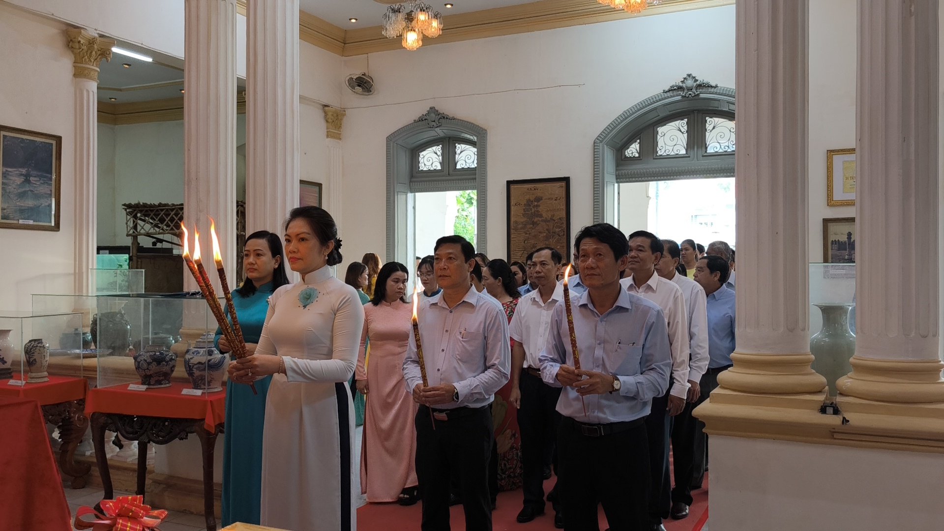 ถวายธูปเทียนรำลึกถึงพระเจ้าหุ่งเนื่องในโอกาสวันขึ้นปีใหม่ - วัฒนธรรม