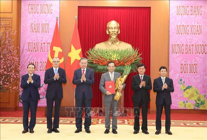 General Secretary presents decision to establish Party Committees directly under the Central Committee