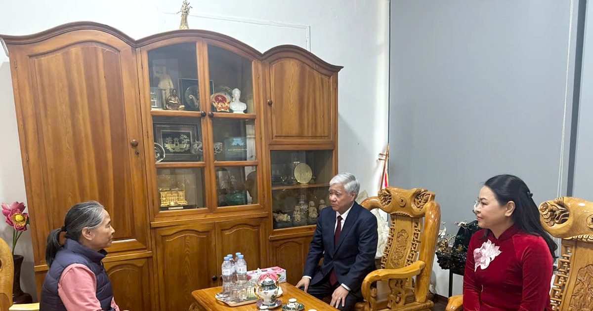 Chairman Do Van Chien offers incense in memory of late General Secretary Nguyen Phu Trong