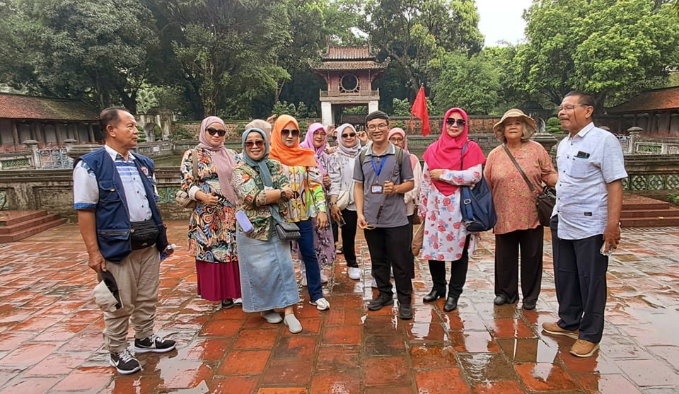 Turistas internacionales visitan la reliquia cultural del Templo de la Literatura. Foto: Hoai Nam