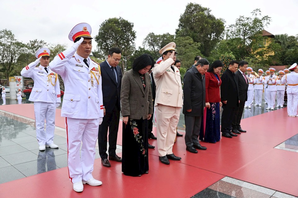 La delegación de Hanoi conmemora a los mártires heroicos.