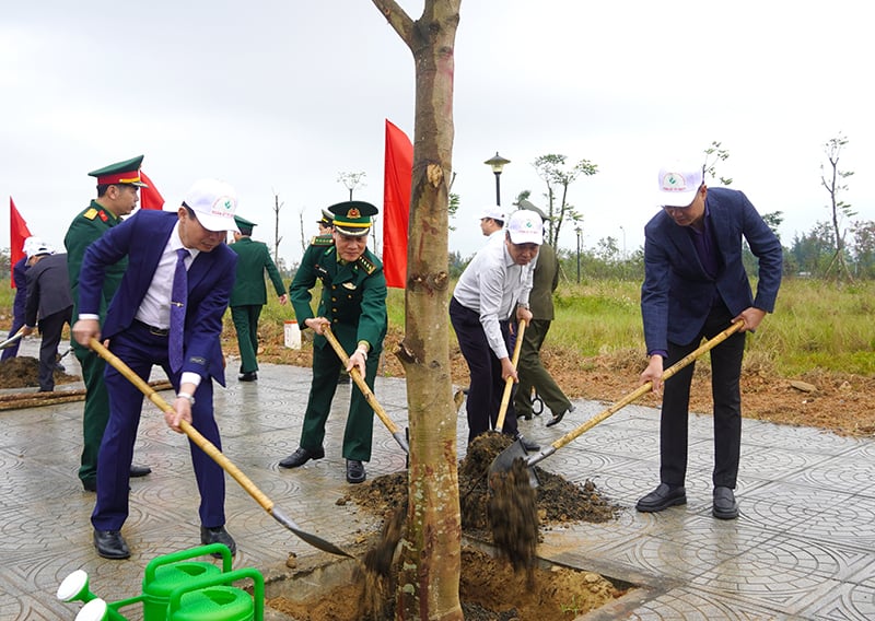 Đồng chí Bí thư Tỉnh ủy Lê Ngọc Quang tham gia trồng cây xanh tại lễ phát động “Tết trồng cây đời đời nhớ ơn Bác Hồ”.