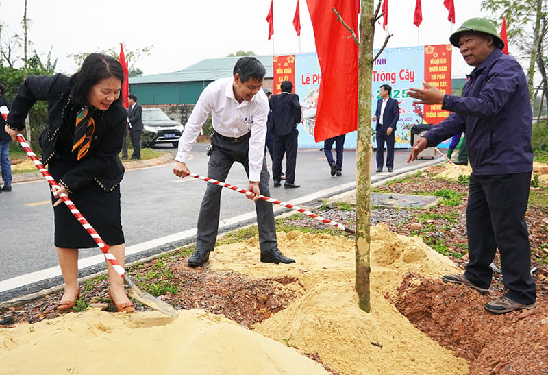 Lãnh đạo huyện Quảng Ninh trồng dọc theo tuyến đường tại công viên cây xanh, khu dân cư mới tổ dân phố Hùng Phú, thị trấn Quán Hàu.