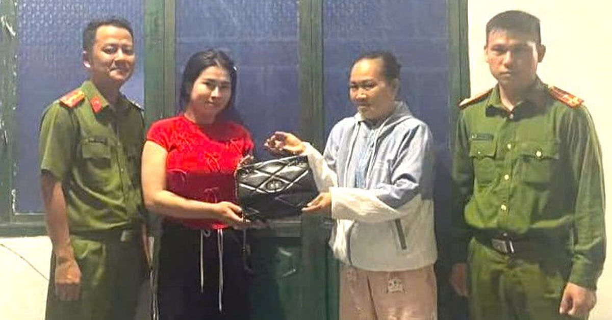 Woman found lost property worth more than 400 million VND and handed it over to the police to return to the owner.