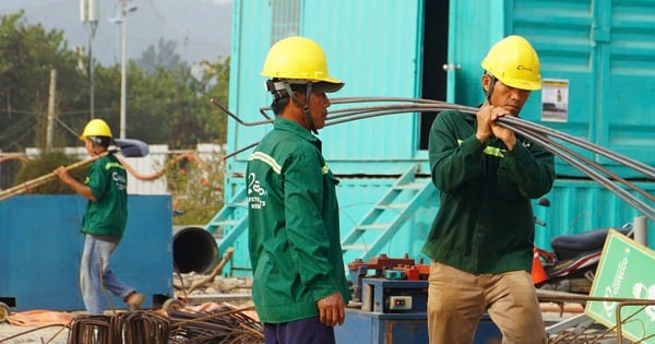 Major construction sites are bustling again from the 6th day of Tet