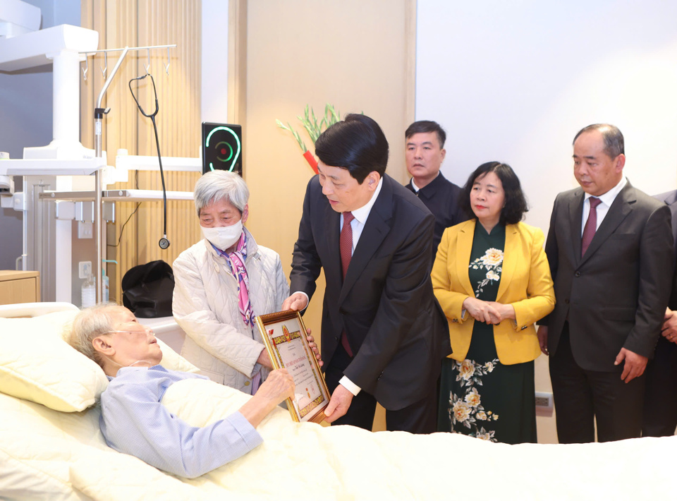 En nombre de los dirigentes del Partido y del Estado, el Presidente Luong Cuong entregó la insignia de miembro del Partido de los 65 años al camarada Tran Duc Luong, ex miembro del Politburó y ex presidente.