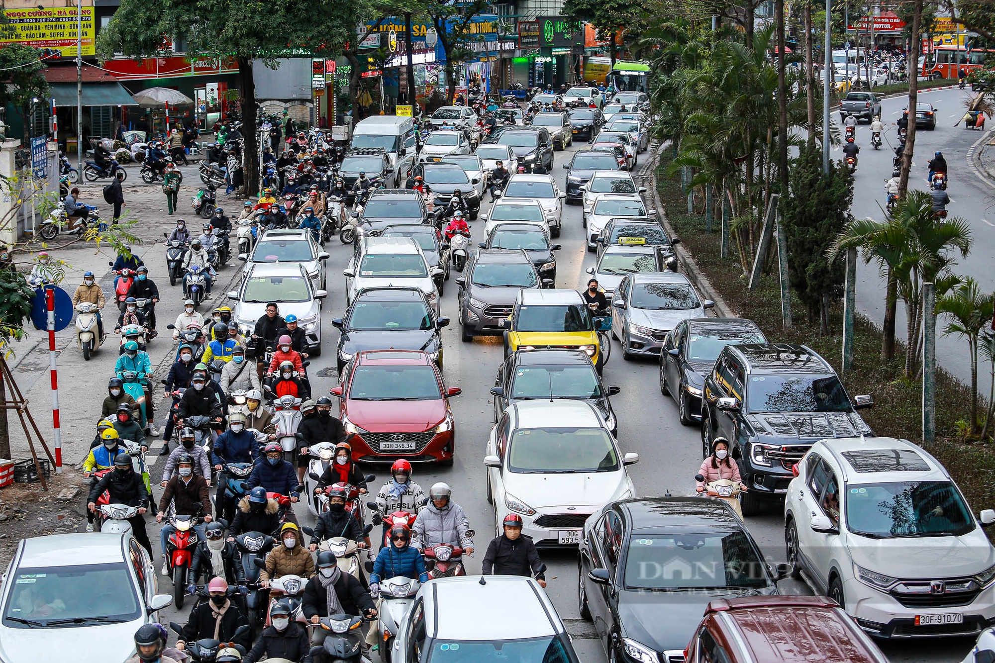 Đường phố Hà Nội nơi thông thoáng, nơi ùn tắc dài trong ngày đầu đi làm sau kỳ nghỉ Tết Nguyên đán- Ảnh 4.