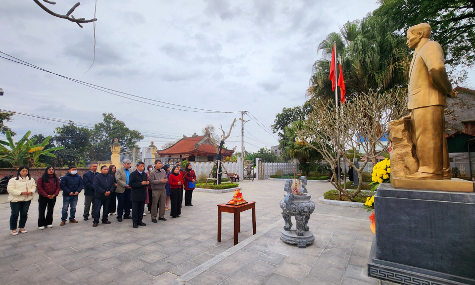 Die Zeitung Cao Bang bietet Weihrauch und Blumen an der Gedenkstätte des Genossen Hoang Dinh Giong an