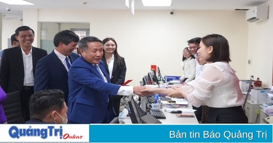 Acting Chairman of the Provincial People's Committee Ha Sy Dong visited the Provincial Public Administration Service Center and Quang Tri Clean Water Joint Stock Company.