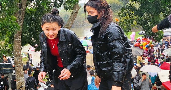 Des milliers de personnes se rendent au marché pour « se battre » pour la chance à Thanh Hoa