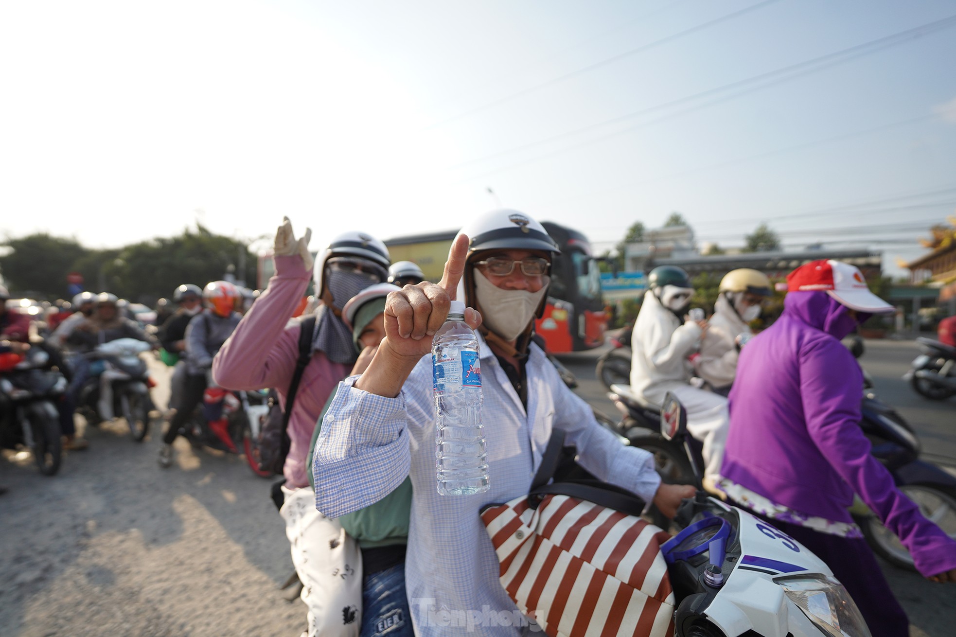 Herzerwärmende Geschenke für Menschen, die nach Ho-Chi-Minh-Stadt zurückkehren, um dort ihren Lebensunterhalt zu verdienen. Foto 8