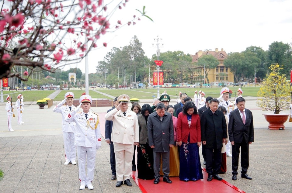 Các đồng chí lãnh đạo TP Hà Nội tưởng niệm Chủ tịch Hồ Chí Minh.