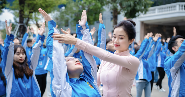 1,000 students of IVS High School and the first spring class with Miss Yoga Vietnam Nguyen Thi Huyen