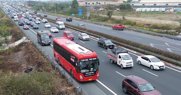 テト休暇後、ハノイへの帰路で交通渋滞が続く