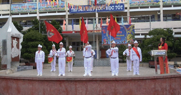 More than 1,100 students and teachers in Bac Lieu wearing red flag with yellow star shirts sang the national anthem.