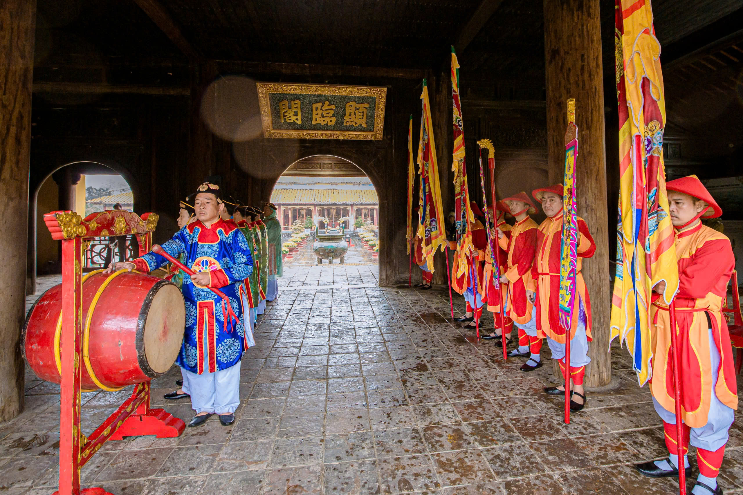 Hoàng cung Huế hạ nêu, khai ấn chúc xuân cho du khách - Ảnh 7.