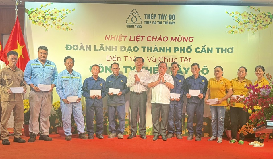 M. Do Thanh Binh, secrétaire du comité du Parti de la ville de Can Tho et M. Tran Quoc Vu, secrétaire du comité du Parti du district de Binh Thuy, ont offert des cadeaux aux travailleurs de Tay Do Steel Company Limited. Photographie de Hong Tham