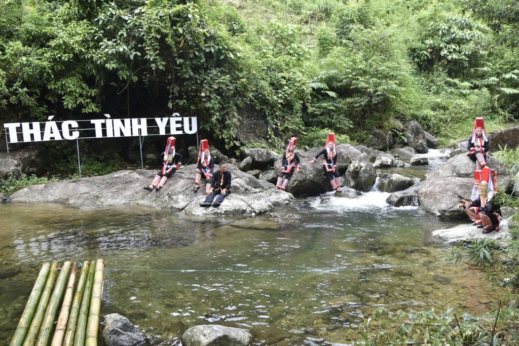 Destination touristique de la cascade de Bach Van, commune de Quang An