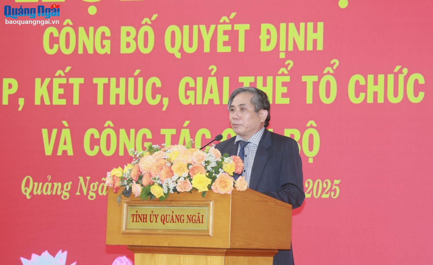 Trưởng ban Tổ chức Tỉnh ủy Lữ Ngọc Bình công bố các Quyết định của Tỉnh ủy, Ban Thường vụ Tỉnh ủy.