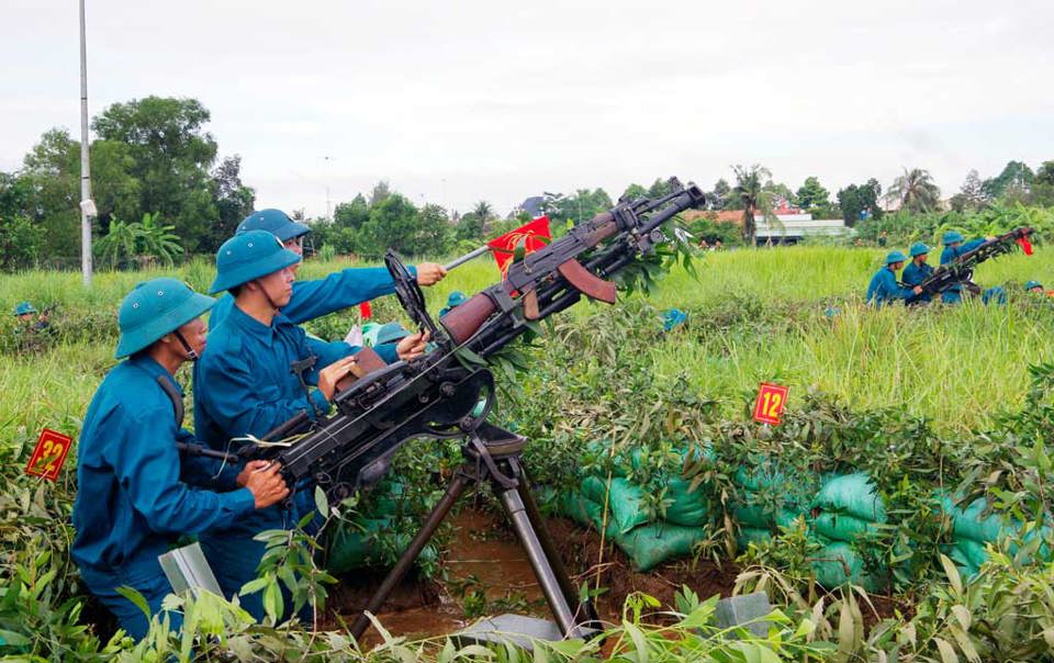 Triển khai thi hành Luật Phòng không nhân dân.