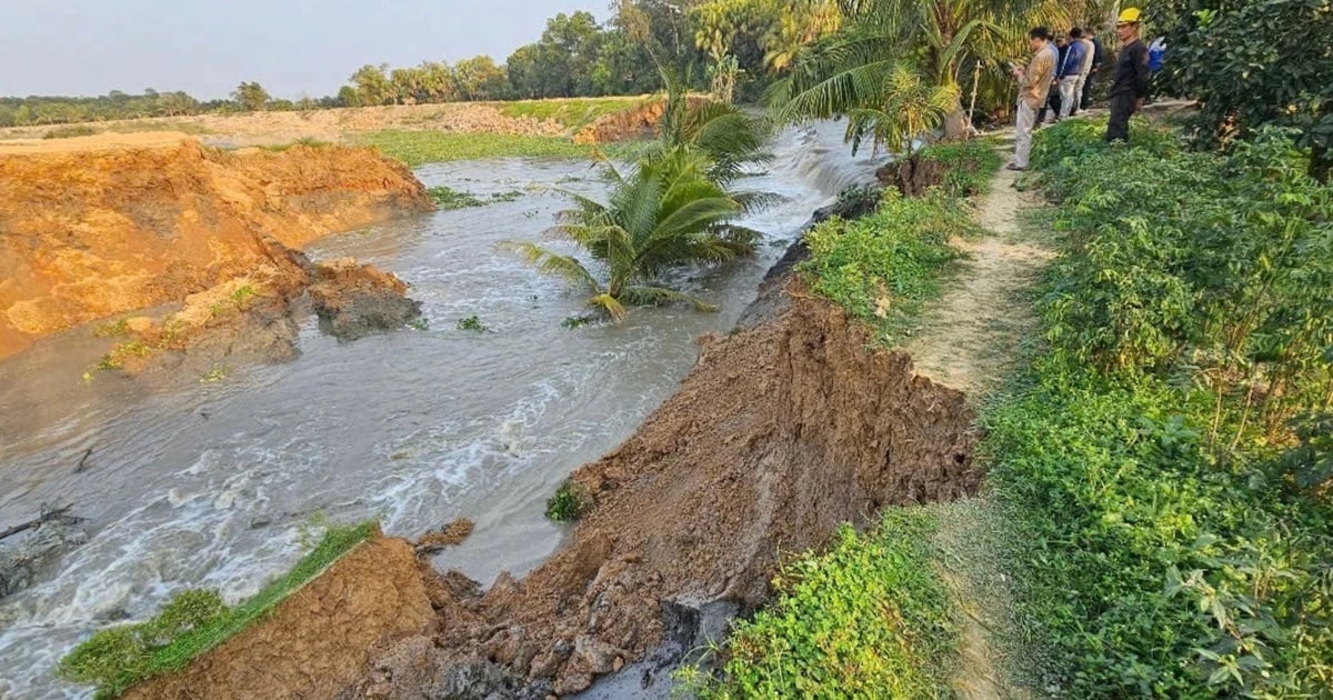 La berge de la rivière Le a explosé à Thanh Hoa, l'eau s'est déversée à torrents