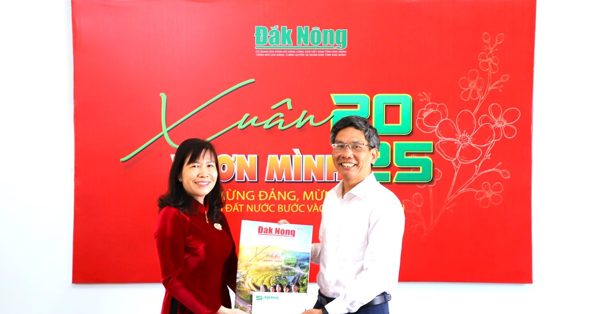 Chairman of the Provincial Vietnam Fatherland Front Committee visited and wished Dak Nong Newspaper a Happy New Year