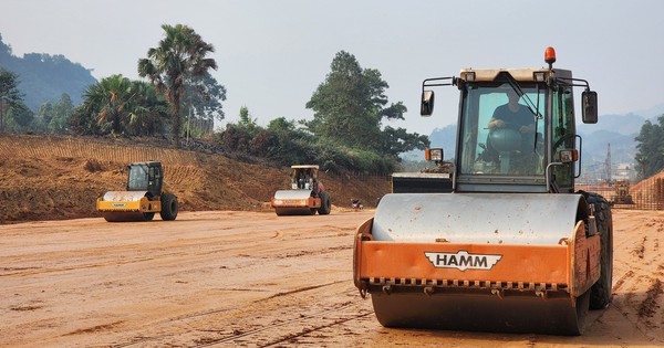 Rộn ràng tiếng máy trên công trường cao tốc Tuyên Quang