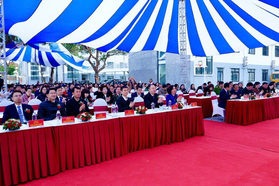 Các đại biểu tham dự buổi lễ.
