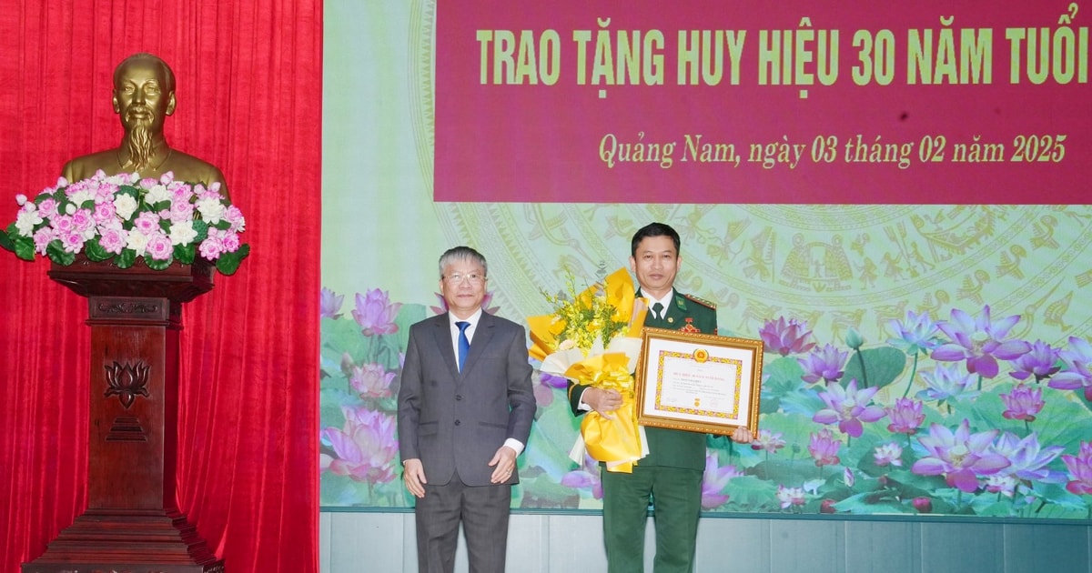 Commander of Quang Nam Border Guard receives 30-year Party membership badge