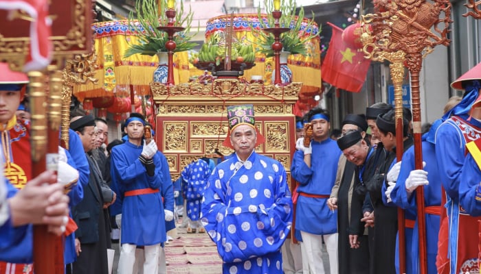 La aldea de La Phu extiende una alfombra de flores de 3 km de largo para dar la bienvenida al santo tutelar del pueblo.