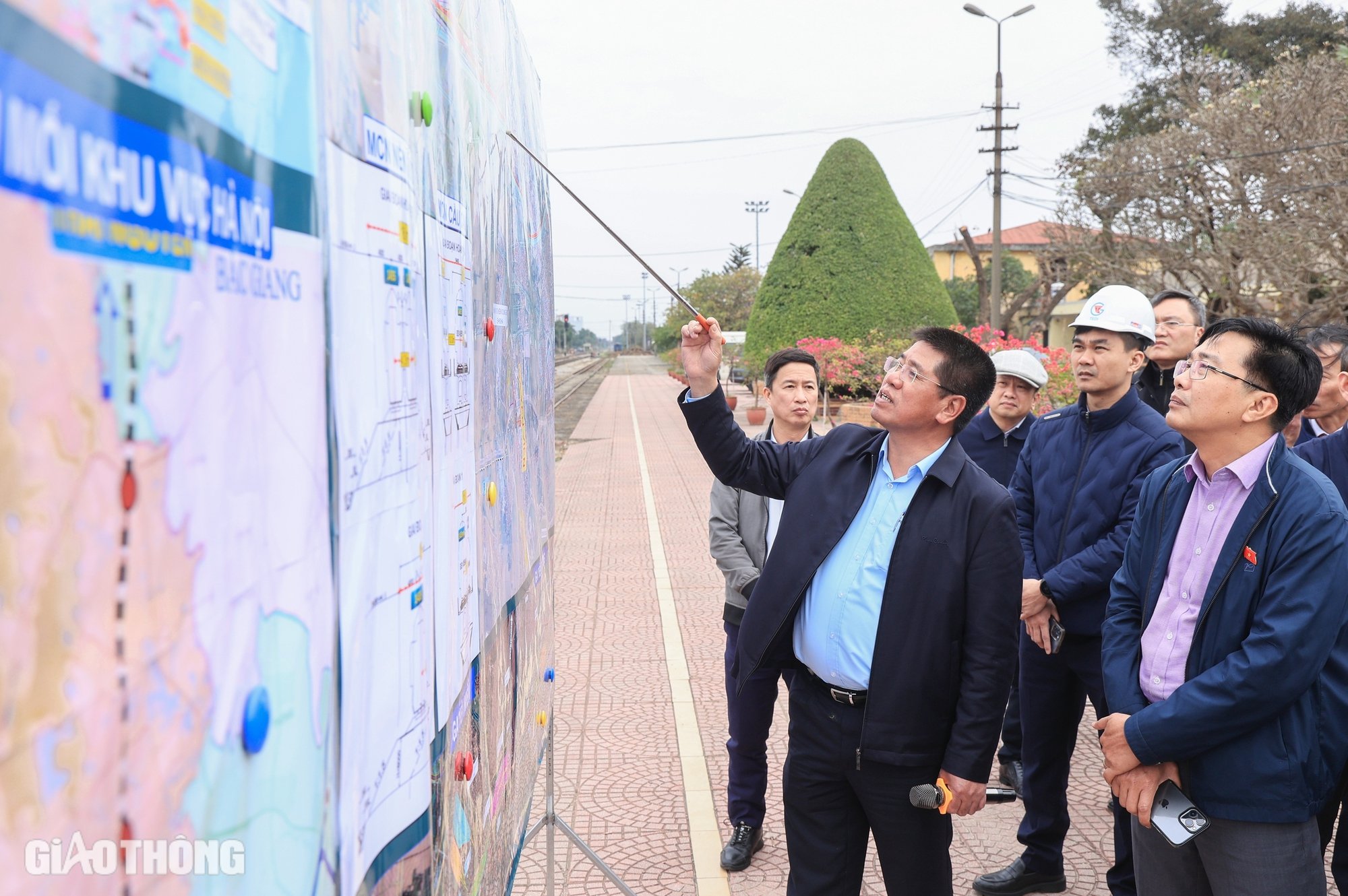 Đoàn công tác của Quốc hội khảo sát dự án đường sắt Lào Cai - Hà Nội - Hải Phòng- Ảnh 4.