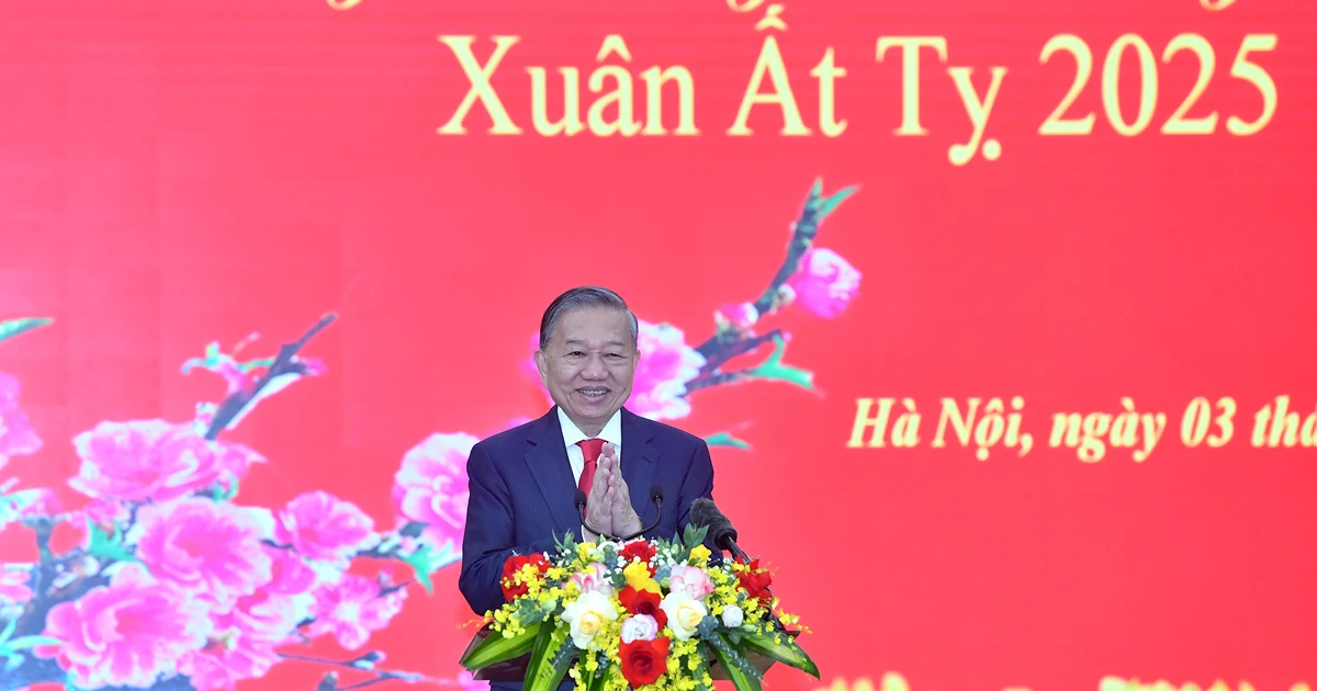 [Photo] General Secretary To Lam meets with officials and staff of the Party Central Office at the beginning of the Spring of At Ty