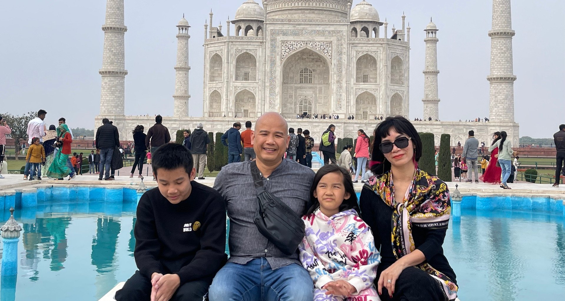 Una familia de Hanoi “escapa del Tet” para visitar la India y relata una experiencia conmovedora en un templo sagrado