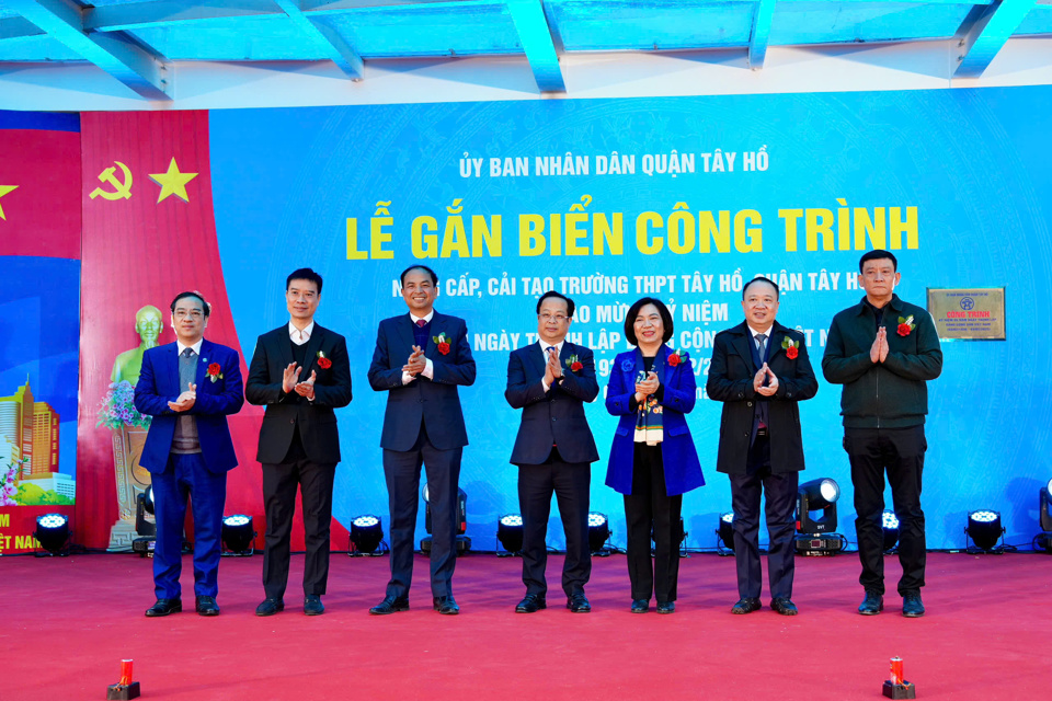 Các đại biểu thực hiện nghi lễ khánh thành công trình.