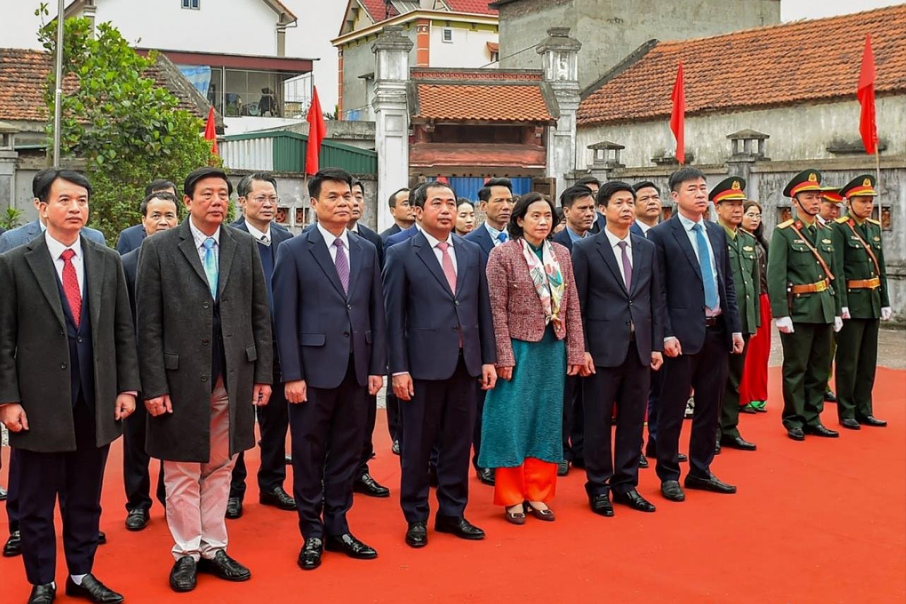 Les dirigeants de la province de Hai Duong offrent de l'encens et des fleurs pour commémorer le 95e anniversaire de la fondation du Parti.