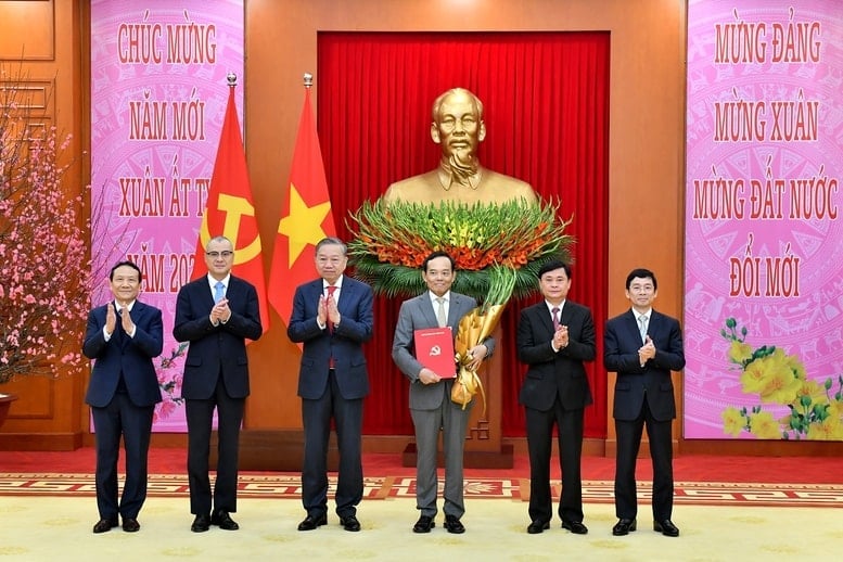 Herr Tran Luu Quang ist Vorsitzender des Zentralen Ausschusses für Politik und Strategie – Foto 1.