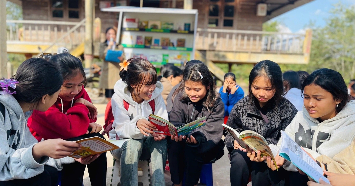 After Tet, teachers organize a 'knowledge bus trip' to the village and give lucky money to students.