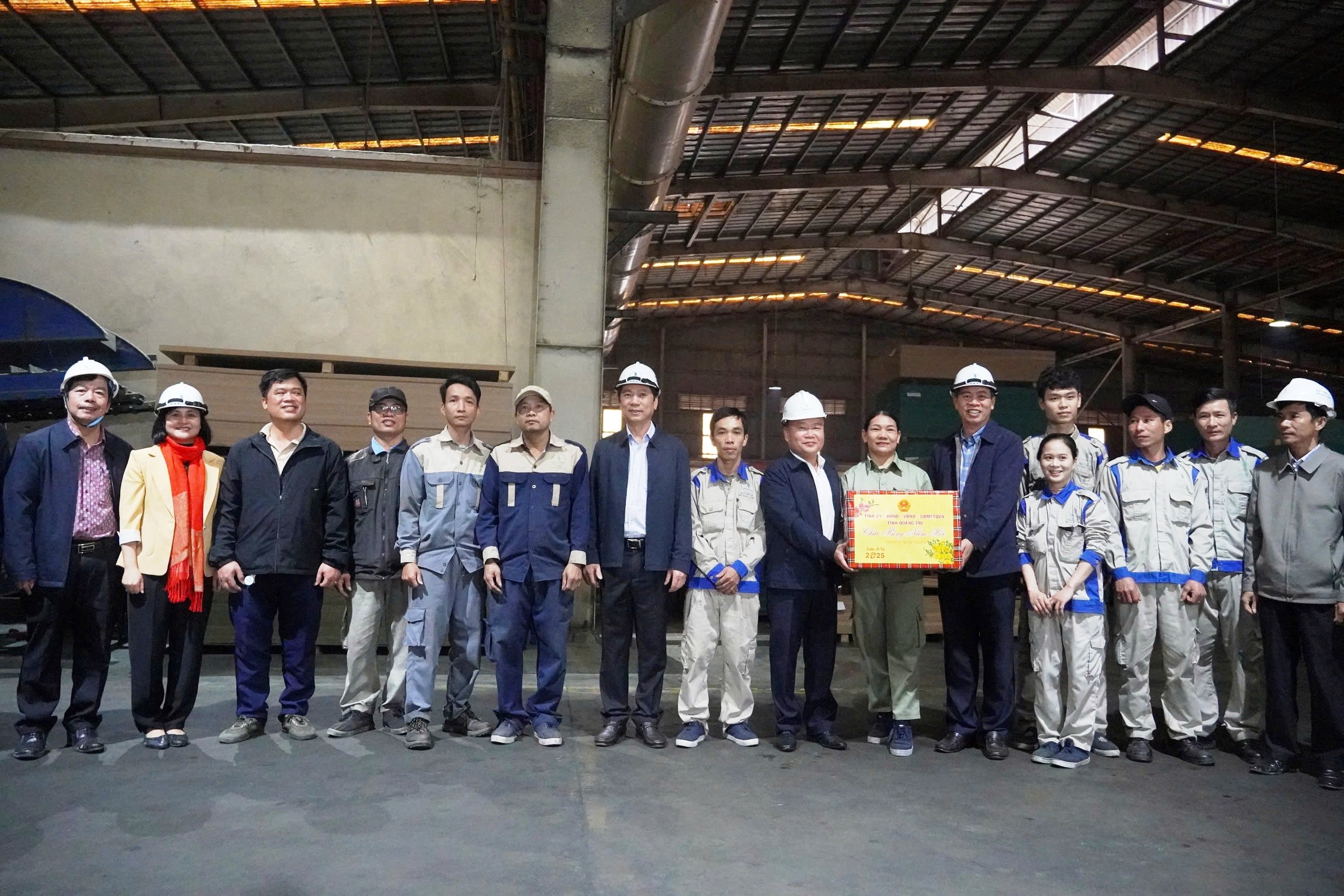 Los líderes provinciales de Quang Tri inspeccionan la situación de la producción a principios del nuevo año en el distrito de Gio Linh.