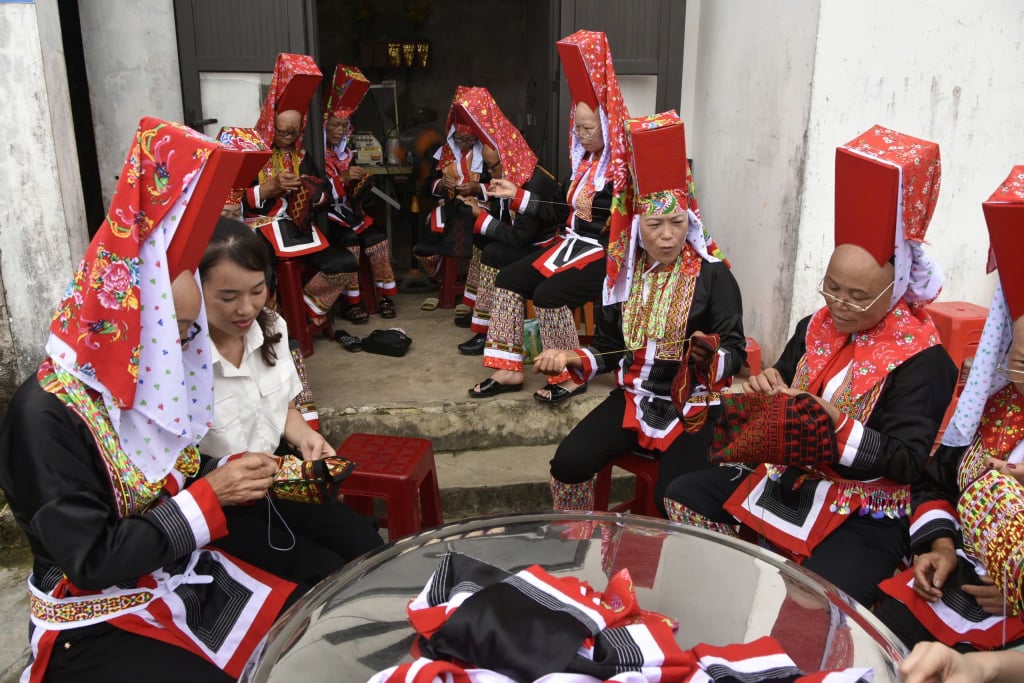 Club für traditionelle Trachtenstickerei der Gemeinde Quang An