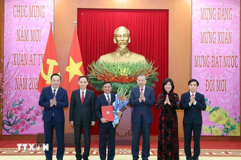 General Secretary To Lam presented the Decision on the establishment of the Party Committee, organizational structure, functions and tasks, and the appointment of the Secretary and Deputy Secretaries of the Party Committees of the Central Party agencies for the 2020-2025 term. (Photo: Thong Nhat/VNA)