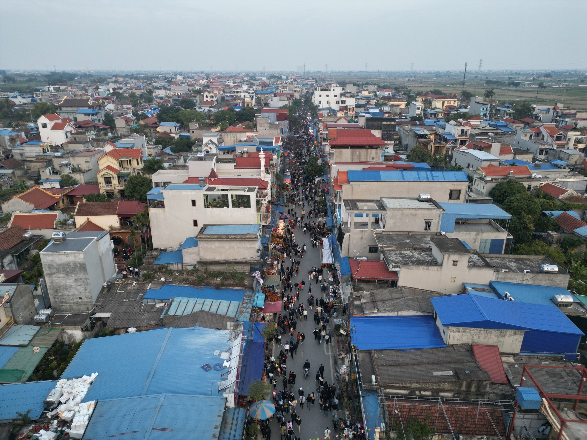 Vieng Market is bustling before the festival opening photo 1