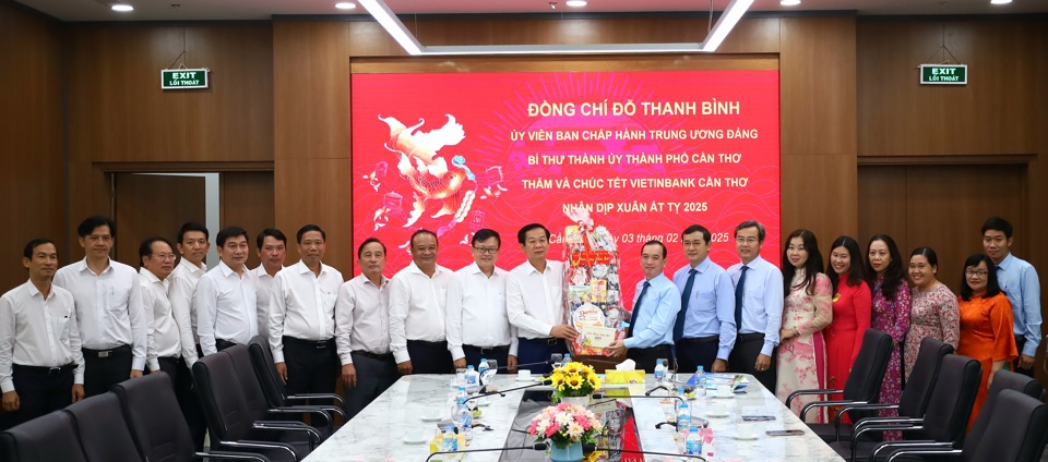 M. Do Thanh Binh, membre du Comité central du Parti, secrétaire du Comité du Parti de la ville de Can Tho, et la délégation de travail ont visité et souhaité une bonne année à la succursale de Vietinbank Can Tho. Photo : Hong Tham