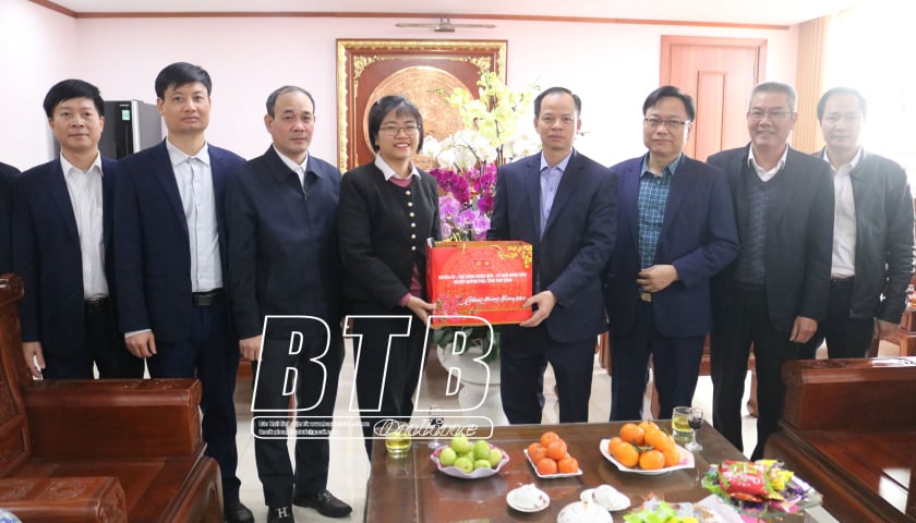 Les dirigeants du district de Quynh Phu : visiter, encourager et inspecter la situation de production dans certaines entreprises