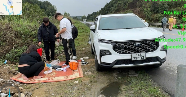 Le conducteur a arrêté la voiture pour que toute la famille puisse s'asseoir sur une natte pour manger sur l'autoroute, et a été condamné à une amende de 13 millions de VND.