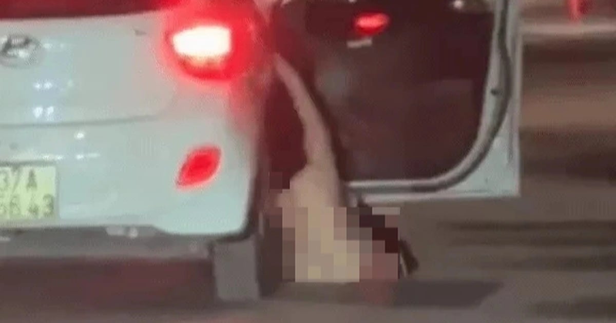 Aufwühlender Clip: Mädchen fällt beim Rennen auf der Straße aus Auto