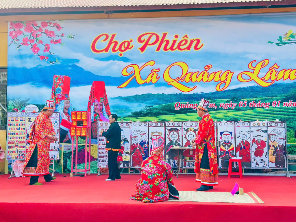 Cérémonie d'initiation du peuple Dao à la foire de Quang Lam