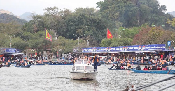 ฮานอยควบคุมกิจกรรมของเรือและเรือแคนูเกือบ 4,000 ลำที่เจดีย์เฮืองอย่างเข้มงวด